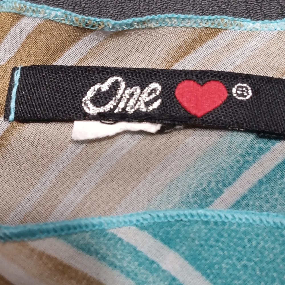 One ❤️ top - Picture 4 of 4
